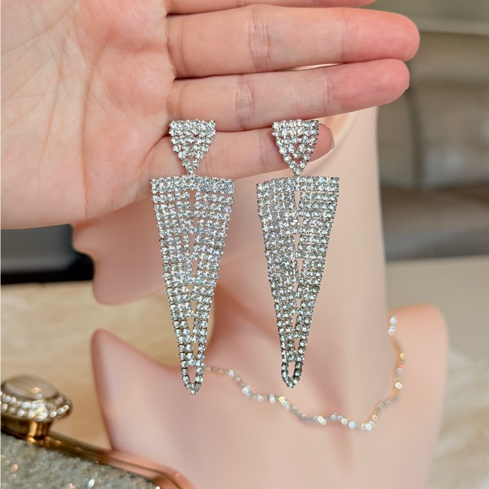 ⚜️ Luxury Silver Crystal Drop Earrings - Picture 8 of 9